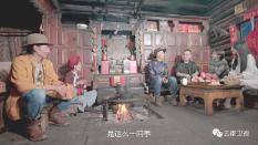 逃出轿车的女孩
